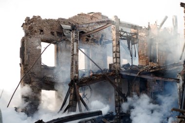 ZHYTOMYR, UKRAINE - 8 Mart 2022: Rusya 'nın Ukrayna' ya karşı savaşı. Kiev yakınlarındaki büyük bir şehirde, düşman uçakları ve füzeleri bir eve zarar veriyor..