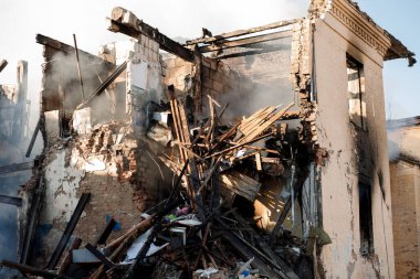 ZHYTOMYR, UKRAINE - 8 Mart 2022: Rusya 'nın Ukrayna' ya karşı savaşı. Kiev yakınlarındaki büyük bir şehirde, düşman uçakları ve füzeleri bir eve zarar veriyor..