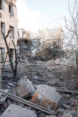 ZHYTOMYR, UKRAINE - 8 Mart 2022: Rusya 'nın Ukrayna' ya karşı savaşı. Kiev yakınlarındaki büyük bir şehirde, düşman uçakları ve füzeleri bir eve zarar veriyor.. 