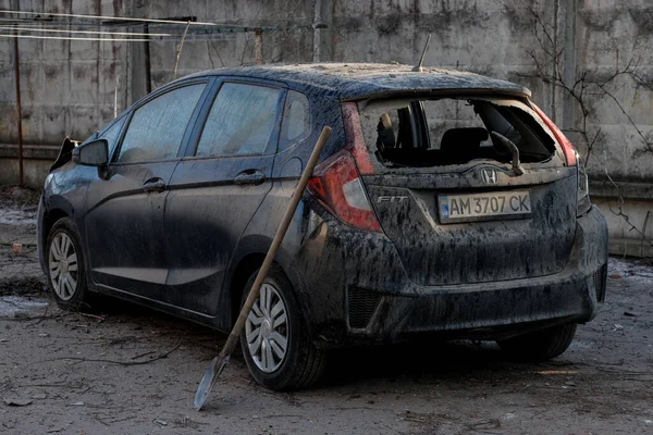 ZHYTOMYR, UKRAINE - 8 Mart 2022: Rusya 'nın Ukrayna' ya karşı savaşı. Kiev yakınlarındaki büyük bir şehirde, düşman uçakları ve füzeleri bir eve zarar veriyor..