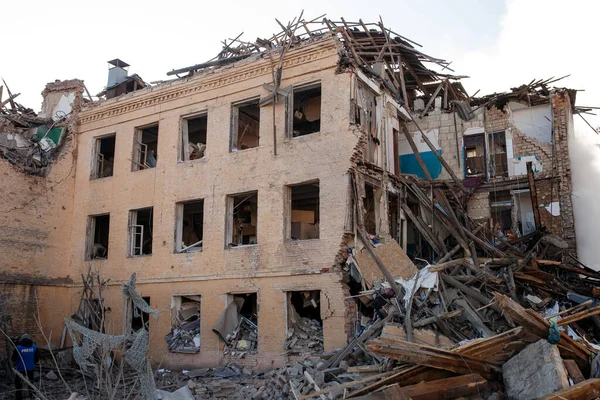 ZHYTOMYR, UKRAINE - 8 Mart 2022: Rusya 'nın Ukrayna' ya karşı savaşı. Kiev yakınlarındaki büyük bir şehirde, düşman uçakları ve füzeleri bir eve zarar veriyor..