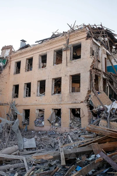 ZHYTOMYR, UKRAINE - 8 Mart 2022: Rusya 'nın Ukrayna' ya karşı savaşı. Kiev yakınlarındaki büyük bir şehirde, düşman uçakları ve füzeleri bir eve zarar veriyor..