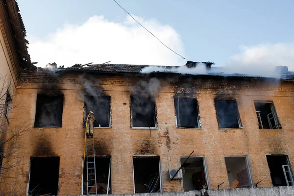 ZHYTOMYR, UKRAINE - 8 Mart 2022: Rusya 'nın Ukrayna' ya karşı savaşı. Kiev yakınlarındaki büyük bir şehirde, düşman uçakları ve füzeleri bir eve zarar veriyor. İtfaiyeciler yangını söndürdü. Kurtarma ekipleri evin enkazını sökün..