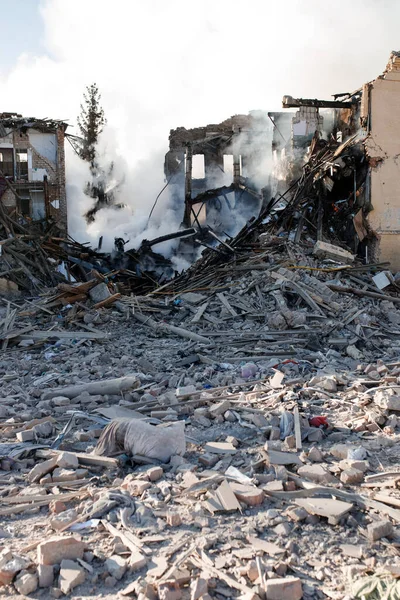 ZHYTOMYR, UKRAINE - 8 Mart 2022: Rusya 'nın Ukrayna' ya karşı savaşı. Kiev yakınlarındaki büyük bir şehirde, düşman uçakları ve füzeleri bir eve zarar veriyor. İtfaiyeciler yangını söndürdü. Kurtarma ekipleri evin enkazını sökün..