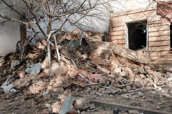 ZHYTOMYR, UKRAINE - 8 Mart 2022: Rusya 'nın Ukrayna' ya karşı savaşı. Kiev yakınlarındaki büyük bir şehirde, düşman uçakları ve füzeleri bir eve zarar veriyor..