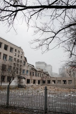 ZHYTOMYR, UKRAINE - 4 Mart 2022: Rusya 'nın Ukrayna' ya karşı savaşı. Bir Rus bombası okula isabet etti..