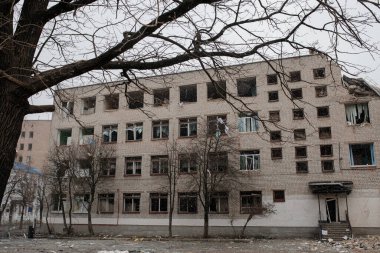 ZHYTOMYR, UKRAINE - 4 Mart 2022: Rusya 'nın Ukrayna' ya karşı savaşı. Bir Rus bombası okula isabet etti..