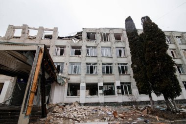 ZHYTOMYR, UKRAINE - 4 Mart 2022: Rusya 'nın Ukrayna' ya karşı savaşı. Bir Rus bombası okula isabet etti..