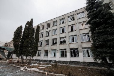 ZHYTOMYR, UKRAINE - 4 Mart 2022: Rusya 'nın Ukrayna' ya karşı savaşı. Bir Rus bombası okula isabet etti..
