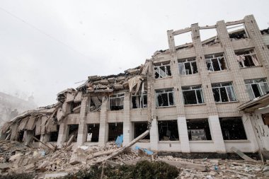 ZHYTOMYR, UKRAINE - 4 Mart 2022: Rusya 'nın Ukrayna' ya karşı savaşı. Bir Rus bombası okula isabet etti..