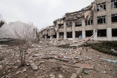 ZHYTOMYR, UKRAINE - 4 Mart 2022: Rusya 'nın Ukrayna' ya karşı savaşı. Bir Rus bombası okula isabet etti..
