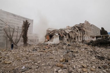 ZHYTOMYR, UKRAINE - 4 Mart 2022: Rusya 'nın Ukrayna' ya karşı savaşı. Bir Rus bombası okula isabet etti..