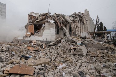 ZHYTOMYR, UKRAINE - 4 Mart 2022: Rusya 'nın Ukrayna' ya karşı savaşı. Bir Rus bombası okula isabet etti..