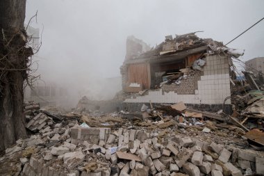 ZHYTOMYR, UKRAINE - 4 Mart 2022: Rusya 'nın Ukrayna' ya karşı savaşı. Bir Rus bombası okula isabet etti..