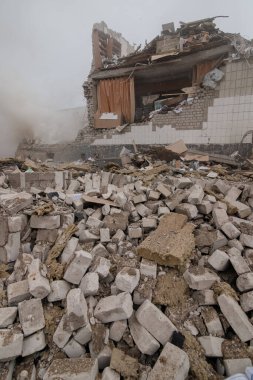 ZHYTOMYR, UKRAINE - 4 Mart 2022: Rusya 'nın Ukrayna' ya karşı savaşı. Bir Rus bombası okula isabet etti..