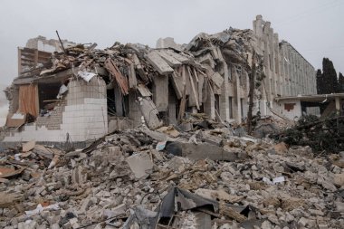 ZHYTOMYR, UKRAINE - 4 Mart 2022: Rusya 'nın Ukrayna' ya karşı savaşı. Bir Rus bombası okula isabet etti..