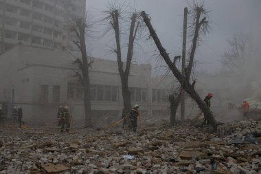 ZHYTOMYR, UKRAINE - 4 Mart 2022: Rusya 'nın Ukrayna' ya karşı savaşı. Bir Rus bombası okula isabet etti..
