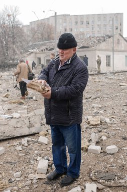ZHYTOMYR, UKRAINE - 4 Mart 2022: Rusya 'nın Ukrayna' ya karşı savaşı. Bir Rus bombası okula isabet etti..