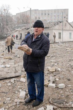ZHYTOMYR, UKRAINE - 4 Mart 2022: Rusya 'nın Ukrayna' ya karşı savaşı. Bir Rus bombası okula isabet etti..