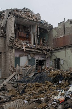 ZHYTOMYR, UKRAINE - 4 Mart 2022: Rusya 'nın Ukrayna' ya karşı savaşı. Bir Rus bombası okula isabet etti..