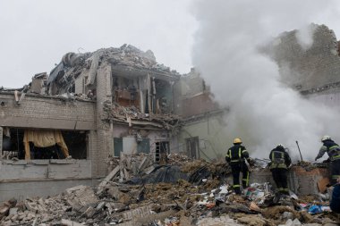 ZHYTOMYR, UKRAINE - 4 Mart 2022: Rusya 'nın Ukrayna' ya karşı savaşı. Bir Rus bombası okula isabet etti..