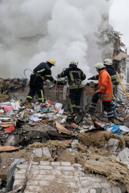 ZHYTOMYR, UKRAINE - 4 Mart 2022: Rusya 'nın Ukrayna' ya karşı savaşı. Bir Rus bombası okula isabet etti..