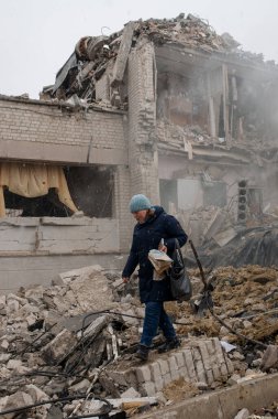 ZHYTOMYR, UKRAINE - 4 Mart 2022: Rusya 'nın Ukrayna' ya karşı savaşı. Bir Rus bombası okula isabet etti..