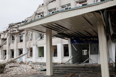 ZHYTOMYR, UKRAINE - 4 Mart 2022: Rusya 'nın Ukrayna' ya karşı savaşı. Bir Rus bombası okula isabet etti..