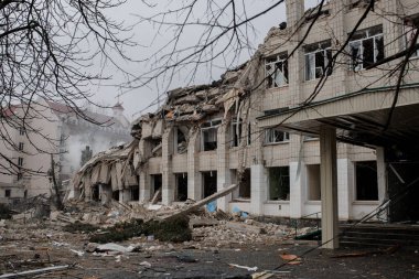 ZHYTOMYR, UKRAINE - 4 Mart 2022: Rusya 'nın Ukrayna' ya karşı savaşı. Bir Rus bombası okula isabet etti..