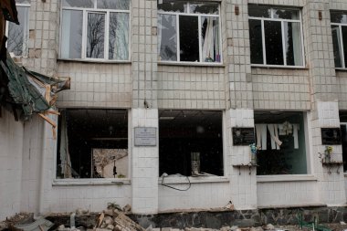 ZHYTOMYR, UKRAINE - 4 Mart 2022: Rusya 'nın Ukrayna' ya karşı savaşı. Bir Rus bombası okula isabet etti..