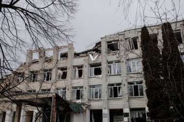 ZHYTOMYR, UKRAINE - 4 Mart 2022: Rusya 'nın Ukrayna' ya karşı savaşı. Bir Rus bombası okula isabet etti..