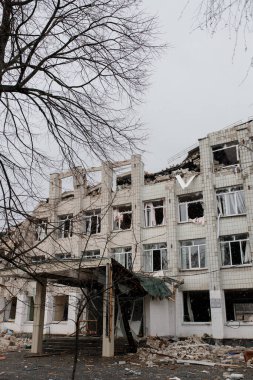 ZHYTOMYR, UKRAINE - 4 Mart 2022: Rusya 'nın Ukrayna' ya karşı savaşı. Bir Rus bombası okula isabet etti..
