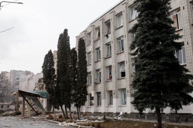 ZHYTOMYR, UKRAINE - 4 Mart 2022: Rusya 'nın Ukrayna' ya karşı savaşı. Bir Rus bombası okula isabet etti..
