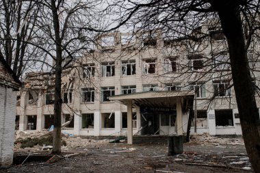ZHYTOMYR, UKRAINE - 4 Mart 2022: Rusya 'nın Ukrayna' ya karşı savaşı. Bir Rus bombası okula isabet etti..