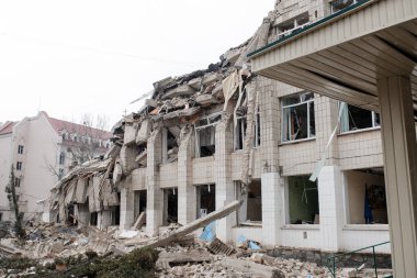 ZHYTOMYR, UKRAINE - 4 Mart 2022: Rusya 'nın Ukrayna' ya karşı savaşı. Bir Rus bombası okula isabet etti..