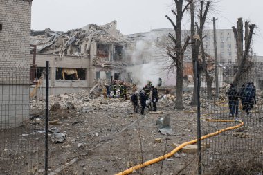 ZHYTOMYR, UKRAINE - 4 Mart 2022: Rusya 'nın Ukrayna' ya karşı savaşı. Bir Rus bombası okula isabet etti..