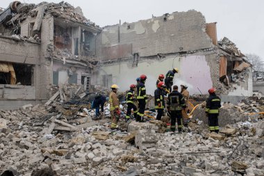 ZHYTOMYR, UKRAINE - 4 Mart 2022: Rusya 'nın Ukrayna' ya karşı savaşı. Bir Rus bombası okula isabet etti..