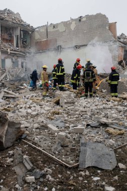 ZHYTOMYR, UKRAINE - 4 Mart 2022: Rusya 'nın Ukrayna' ya karşı savaşı. Bir Rus bombası okula isabet etti..