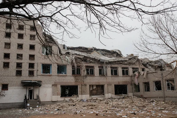 ZHYTOMYR, UKRAINE - 4 Mart 2022: Rusya 'nın Ukrayna' ya karşı savaşı. Bir Rus bombası okula isabet etti..