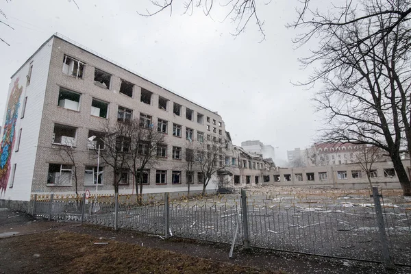 ZHYTOMYR, UKRAINE - 4 Mart 2022: Rusya 'nın Ukrayna' ya karşı savaşı. Bir Rus bombası okula isabet etti..