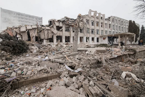 ZHYTOMYR, UKRAINE - 4 Mart 2022: Rusya 'nın Ukrayna' ya karşı savaşı. Bir Rus bombası okula isabet etti..