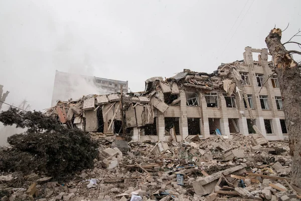 ZHYTOMYR, UKRAINE - 4 Mart 2022: Rusya 'nın Ukrayna' ya karşı savaşı. Bir Rus bombası okula isabet etti..