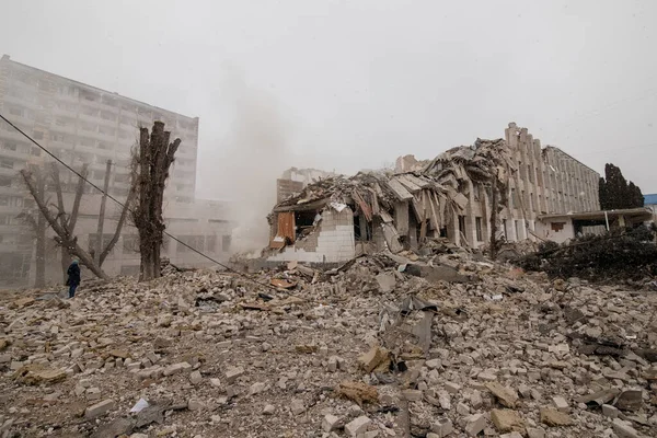 ZHYTOMYR, UKRAINE - 4 Mart 2022: Rusya 'nın Ukrayna' ya karşı savaşı. Bir Rus bombası okula isabet etti..