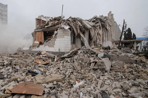 ZHYTOMYR, UKRAINE - 4 Mart 2022: Rusya 'nın Ukrayna' ya karşı savaşı. Bir Rus bombası okula isabet etti..