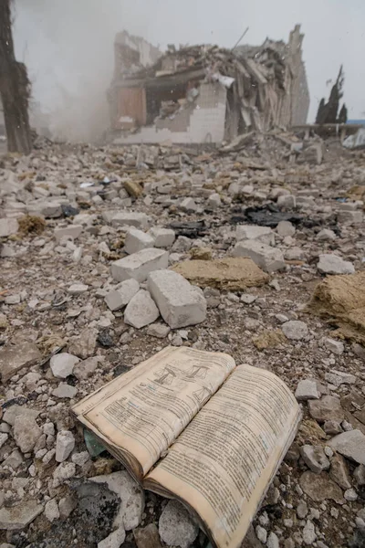 ZHYTOMYR, UKRAINE - 4 Mart 2022: Rusya 'nın Ukrayna' ya karşı savaşı. Bir Rus bombası okula isabet etti..