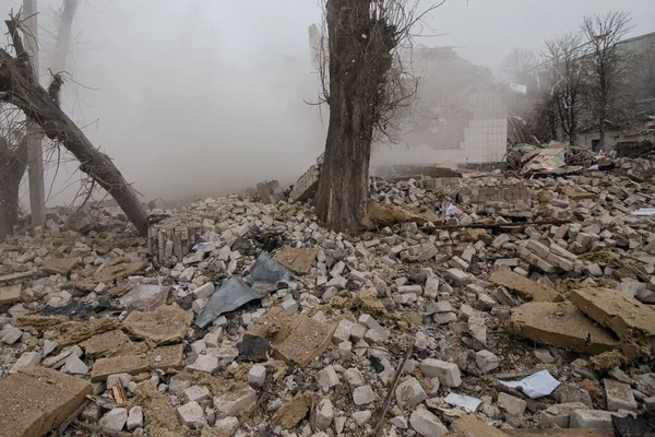 ZHYTOMYR, UKRAINE - 4 Mart 2022: Rusya 'nın Ukrayna' ya karşı savaşı. Bir Rus bombası okula isabet etti..