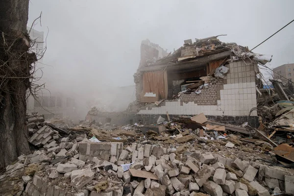 ZHYTOMYR, UKRAINE - 4 Mart 2022: Rusya 'nın Ukrayna' ya karşı savaşı. Bir Rus bombası okula isabet etti..