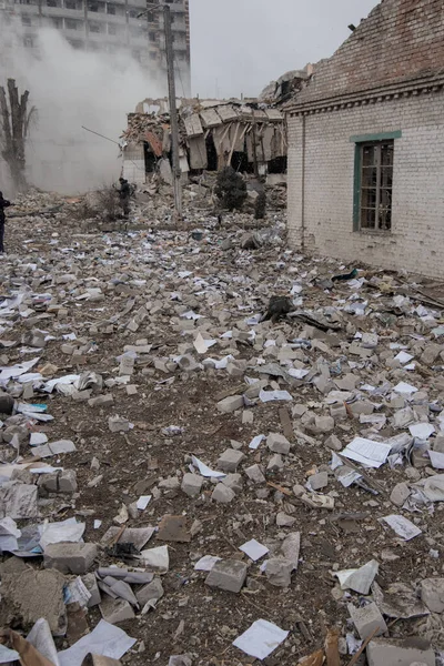 ZHYTOMYR, UKRAINE - 4 Mart 2022: Rusya 'nın Ukrayna' ya karşı savaşı. Bir Rus bombası okula isabet etti..