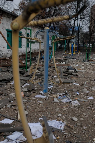 ZHYTOMYR, UKRAINE - 4 Mart 2022: Rusya 'nın Ukrayna' ya karşı savaşı. Bir Rus bombası okula isabet etti..