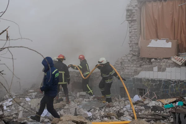 ZHYTOMYR, UKRAINE - 4 Mart 2022: Rusya 'nın Ukrayna' ya karşı savaşı. Bir Rus bombası okula isabet etti..